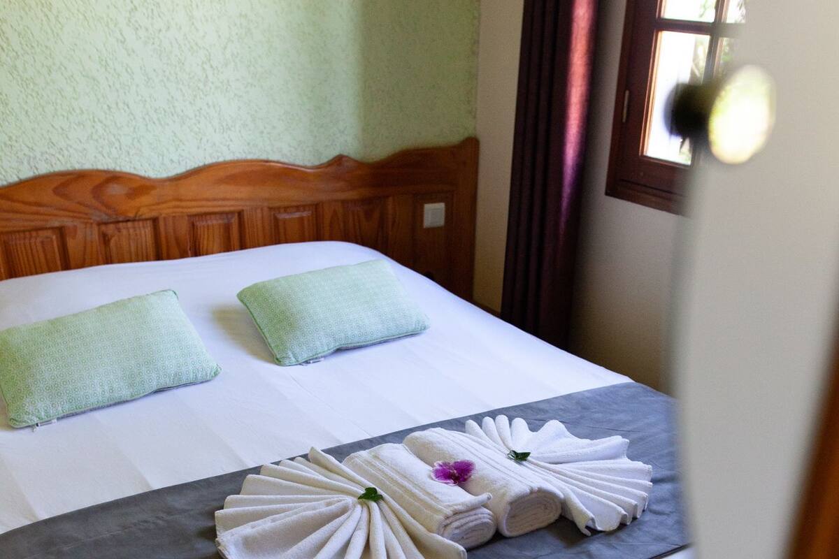 Basic-Zimmer | Individuell dekoriert, individuell eingerichtet, Schreibtisch