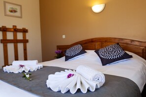 Doppelzimmer, 1 Doppelbett | Individuell dekoriert, individuell eingerichtet, Schreibtisch