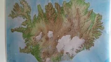 Um grande mapa mural da Islândia.