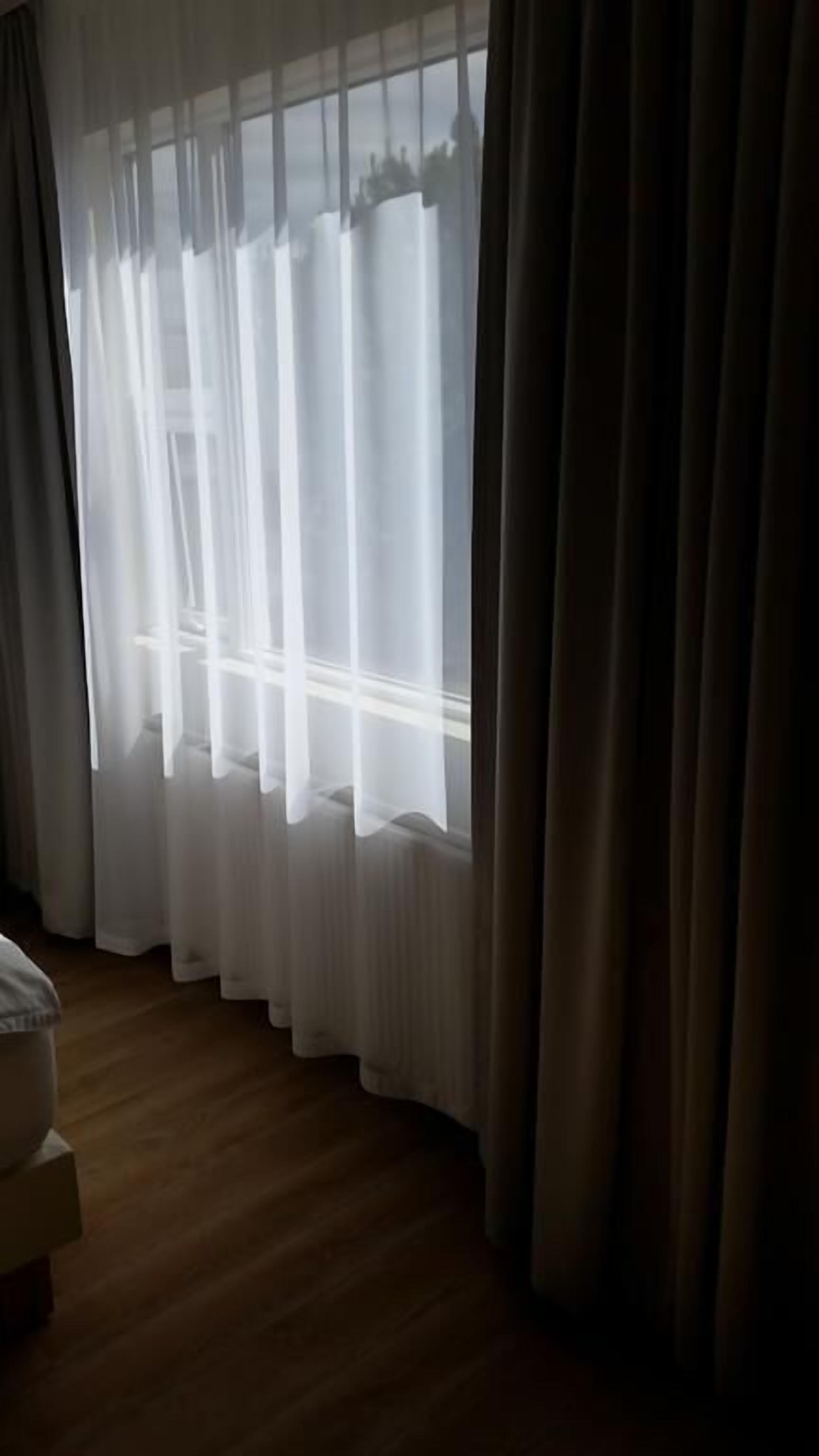 Skrivbord, mörkläggningsgardiner, ljudisolering och gratis wi-fi