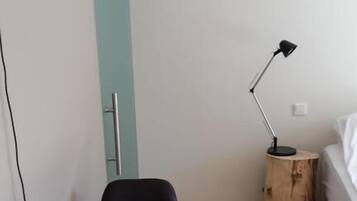 Studio (6) | Makan di kamar