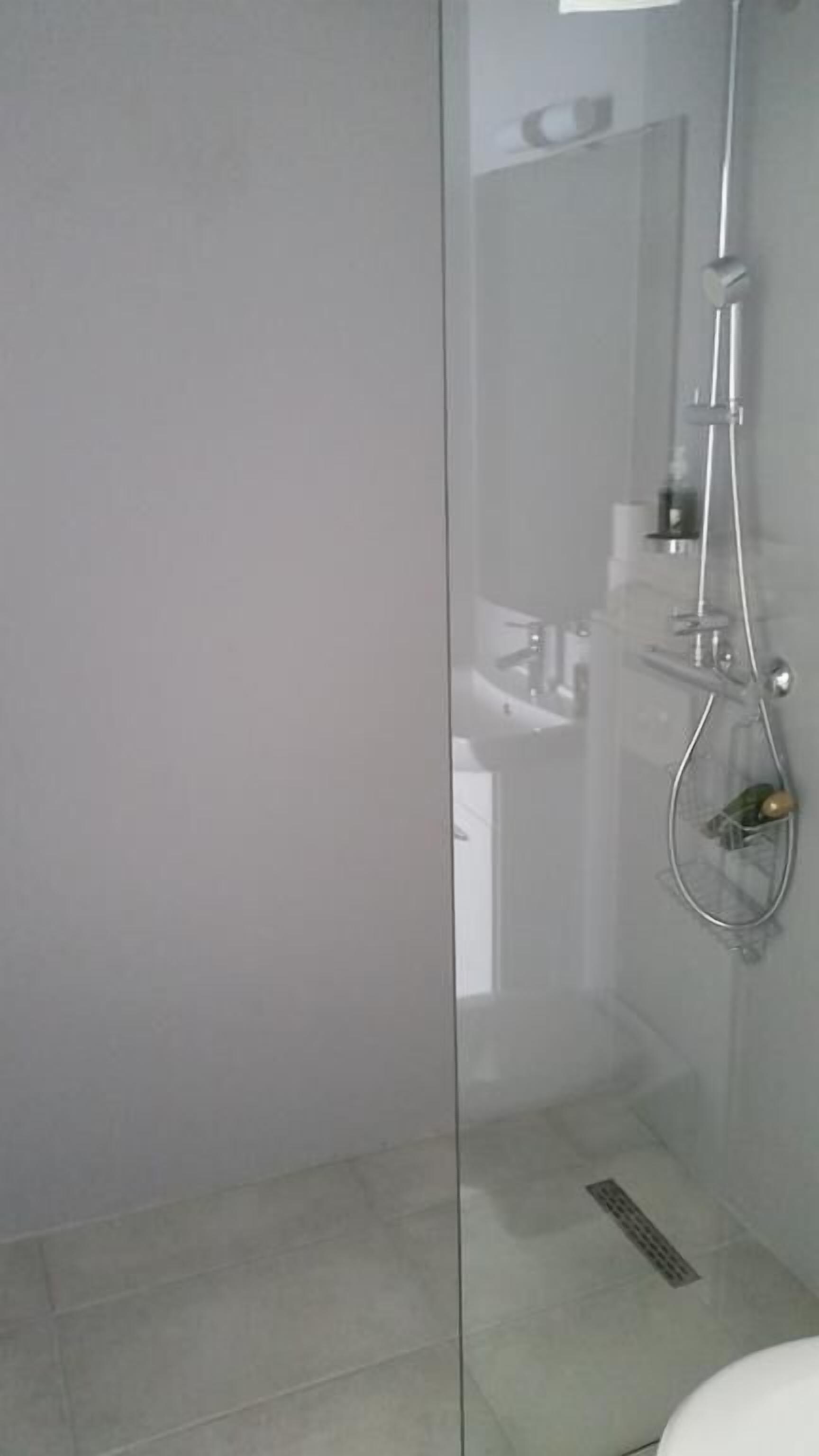 Ducha, artículos de higiene personal gratuitos y secador de pelo