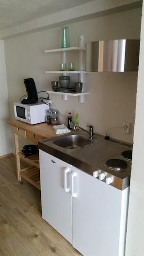 Geladeira, micro-ondas, cooktop, cafeteira/chaleira