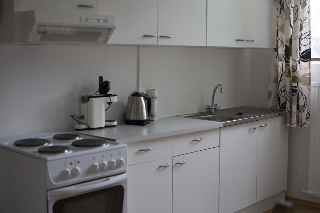 Lemari es, microwave, kompor, dan mesin pembuat kopi/teh