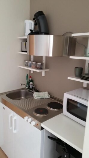 Refrigerador, microondas, placa de cocina, cafetera/tetera