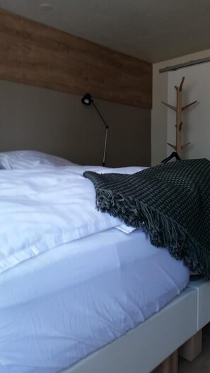 Escritorio, cortinas blackout, sistema de insonorización y wifi gratis 