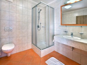 Apartment (Typ 8) | Bathroom | Shower, free toiletries, hair dryer, towels - Appart Sporthütte Fiegl in Sölden (Soelden)