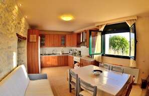 Villa, vista giardino | Cucina privata | Macchina per tè/caffè, bollitore elettrico