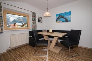 Apartment (Typ A) | Private kitchen | Full-size fridge, microwave, oven, stovetop