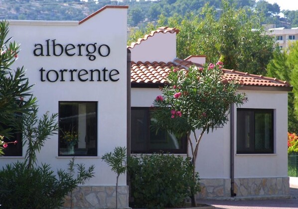 Vista frontal de la propiedad