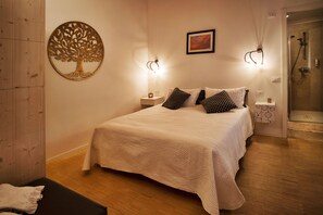 Minibar, trang bị nội thất với thiết kế riêng biệt, bàn 