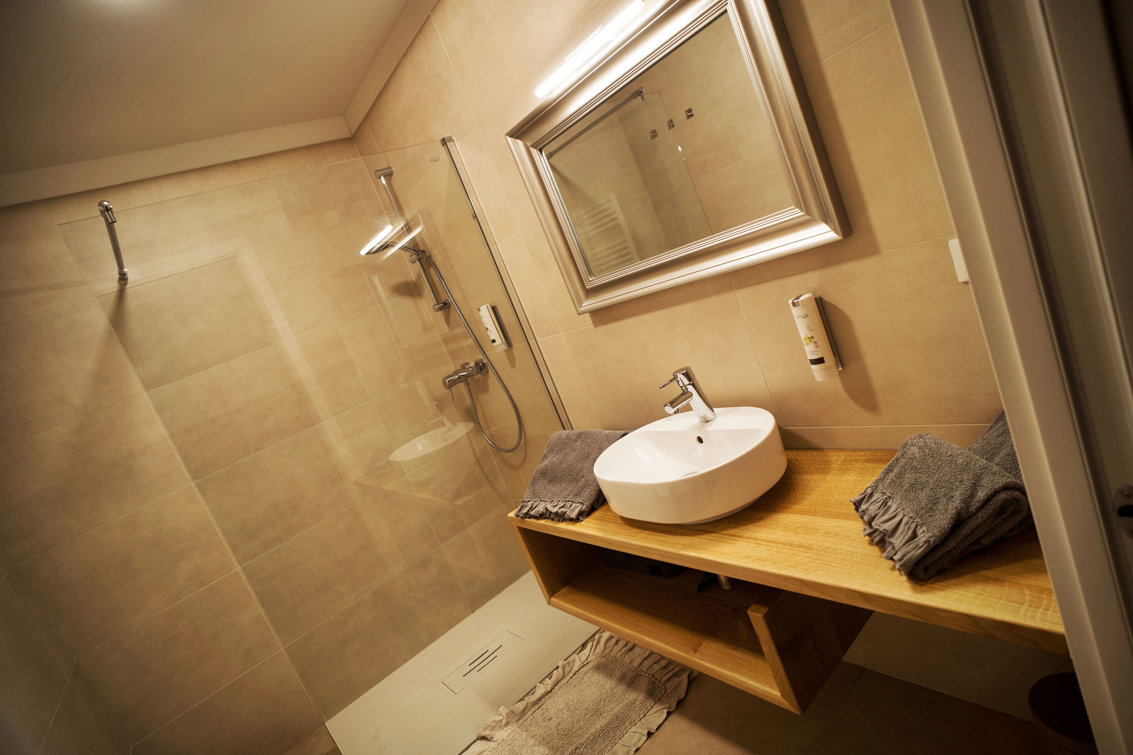 Triple Deluxe with Sauna | Badezimmer | Dusche, Regendusche, kostenlose Toilettenartikel, Haartrockner