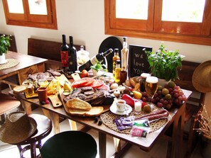 Frukost, lunch och middag serveras