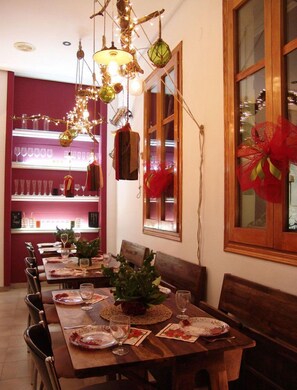 Frühstück, Mittagessen, Abendessen, lokale Küche