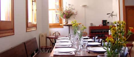 Déjeuner, dßner et souper servis sur place; cuisine locale