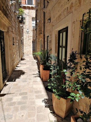 Estúdio urbano, no piso térreo | Entrada da propriedade