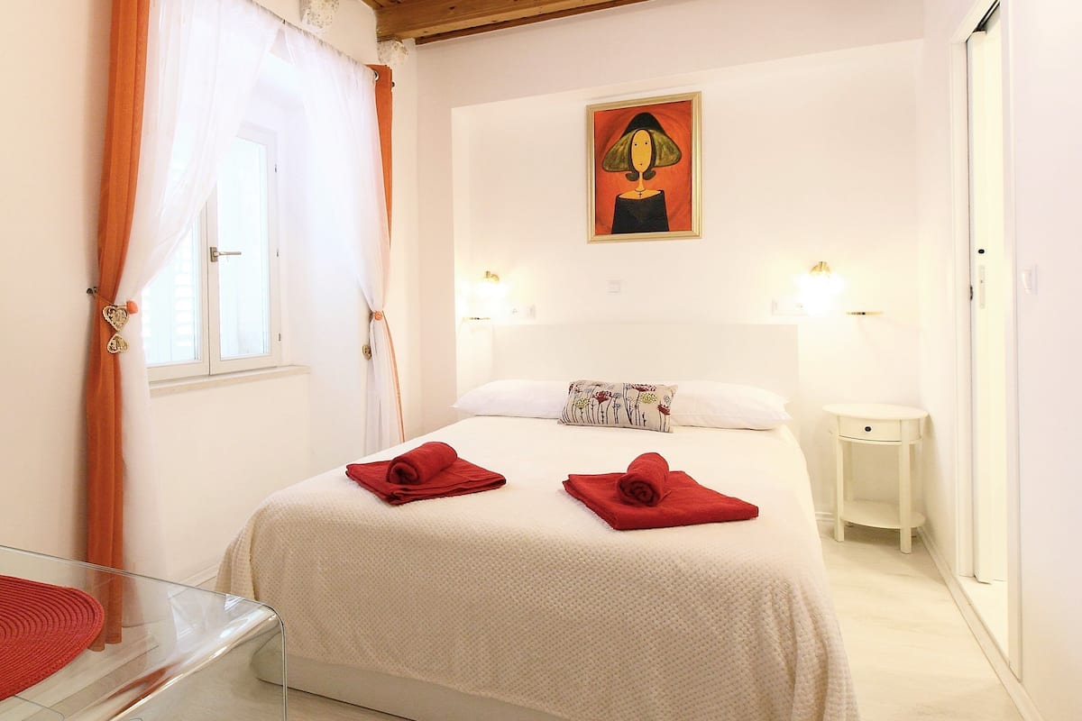 Basic Room, 1 Double Bed | Iron/ironing board, free WiFi, bed sheets