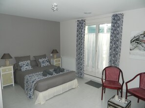 Habitación doble | Caja fuerte, decoración individual, cunas gratuitas y camas supletorias