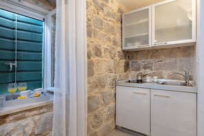 Refrigerador, placa de cocina, tetera/pava eléctrica, tostadora