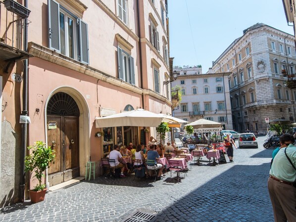 Outdoor dining - RSH Piazza Navona Charming Apartment 2 (Rome)