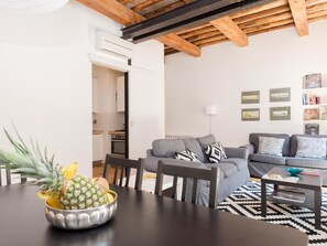 Appartement, 2 slaapkamers | Woonruimte | Flatscreentelevisie
