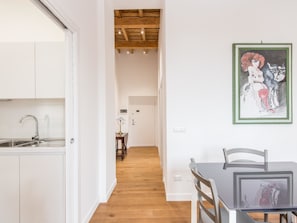 Appartamento, 2 camere da letto | Area soggiorno | TV a schermo piatto