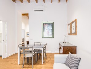 Departamento, 2 habitaciones | Área de sala de estar | Televisión de pantalla plana 