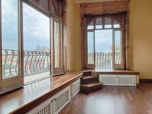 City-Apartment, 3 Schlafzimmer, 2 Bäder | Wohnbereich | 60-cm-Fernseher mit Digitalempfang