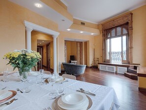 City-Apartment, 3 Schlafzimmer, 2 Bäder | Wohnbereich | 60-cm-Fernseher mit Digitalempfang