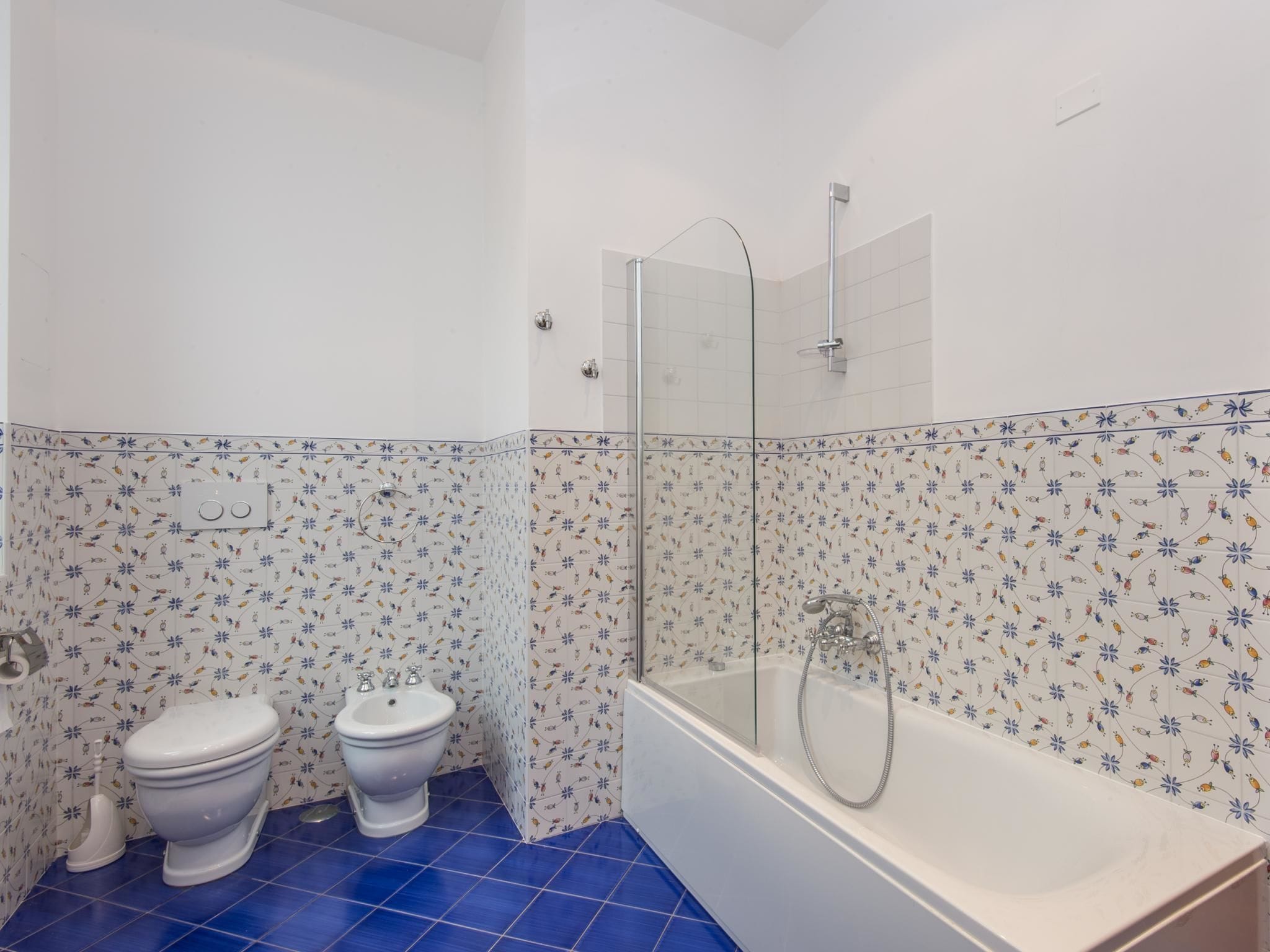 Ein Badezimmer mit Toilette, Bidet und Badewanne.