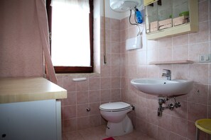 Studio | Bathroom | Shower, rainfall showerhead, towels