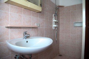 Studio | Badezimmer | Dusche, Regendusche, Handtücher