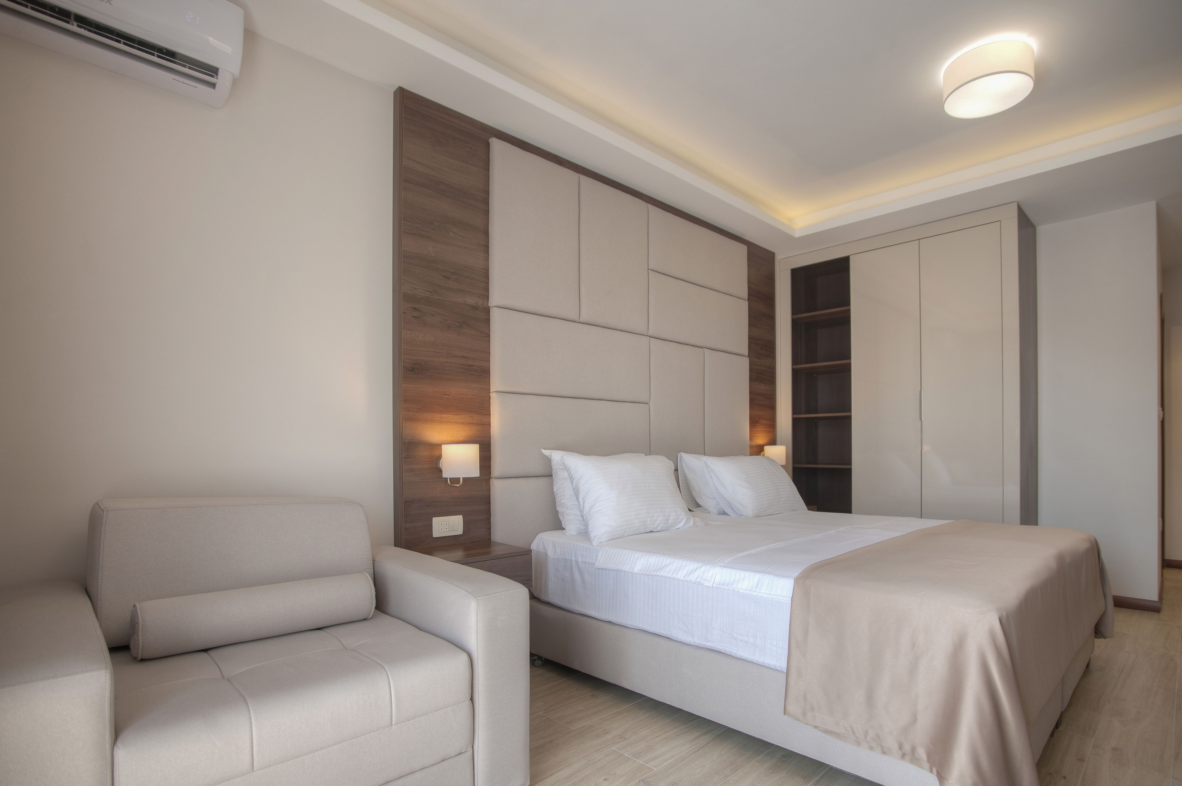Quarto triplo, 1 cama de casal e sofá-cama | Frigobar, cofres nos quartos, escrivaninha, cortinas blackout