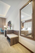 Minibar, caja de seguridad en la habitación y escritorio 