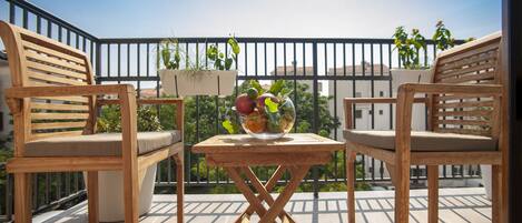 Habitación triple, 1 cama matrimonial y sofá cama | Vista desde la habitación