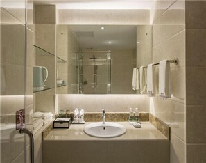 Shower, rainfall showerhead, free toiletries, hair dryer