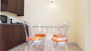 Phòng Suite Deluxe | Bếp riêng | Tủ lạnh, lò vi sóng, dụng cụ pha espresso, dụng cụ pha cà phê/trà