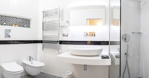 Deluxe dubbelrum (Ferdinando III) | Badrum | Dusch, regndusch, gratis toalettartiklar och hårtork