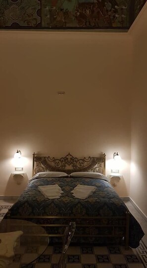 Phòng đôi Deluxe (Ferdinando III) | Bộ đồ giường cao cấp, chăn bông, nệm cao su hoạt tính (memory foam)