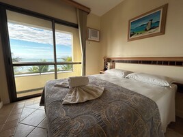 Apartamento, 1 dormitorio (Frente Mar) | Biancheria da letto di alta qualità, una cassaforte in camera