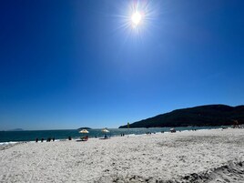 Una spiaggia nelle vicinanze