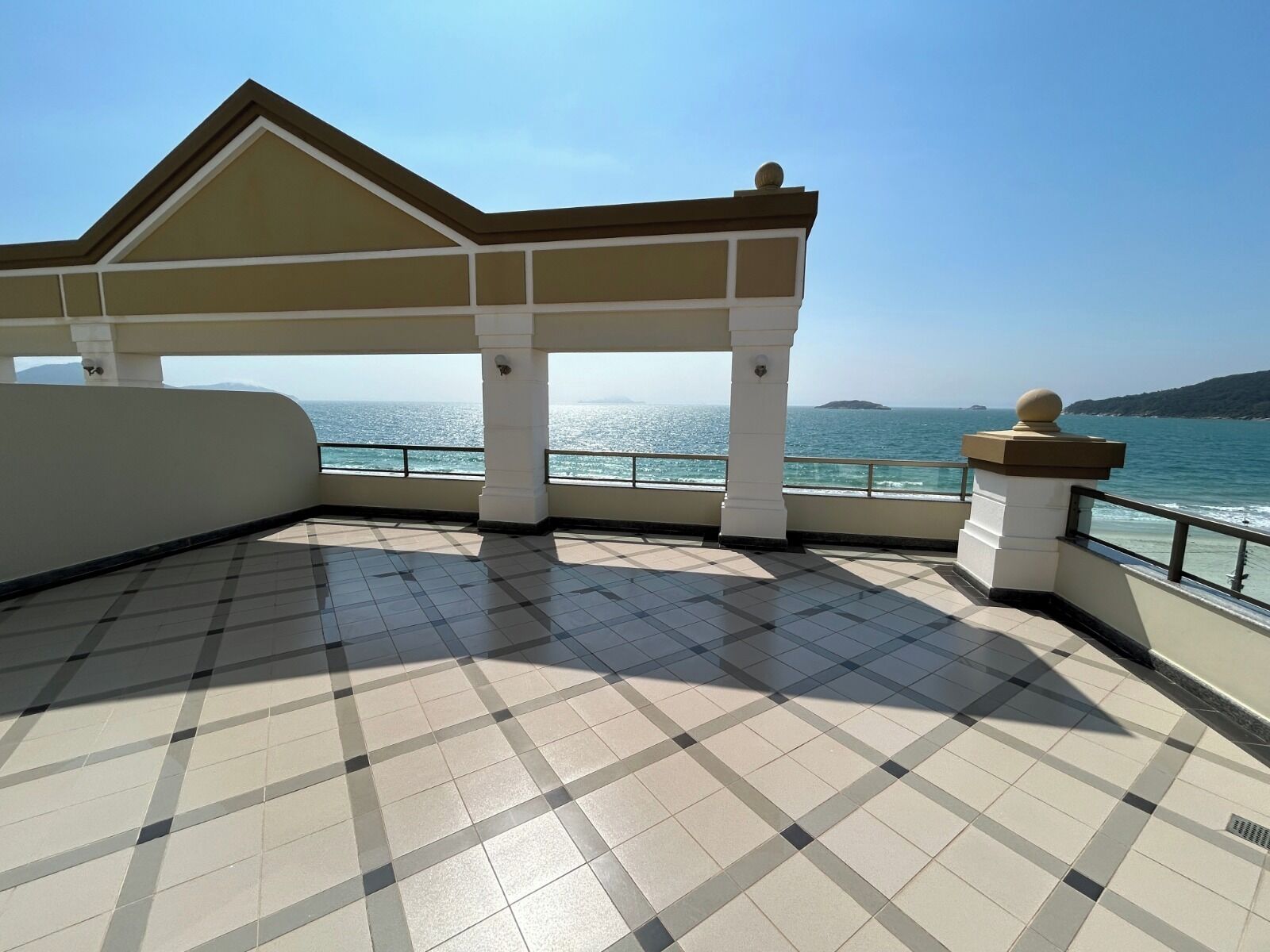 شقة عادية - غرفتا نوم | أغطية فراش متميزة وخزنة داخل الغرفة ومكتب وواي فاي مجانًا