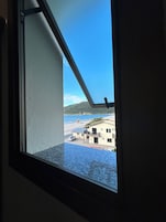 Apartamento, 2 habitaciones (Frente Mar) | Baño | Ducha, artículos de higiene personal gratuitos y toallas