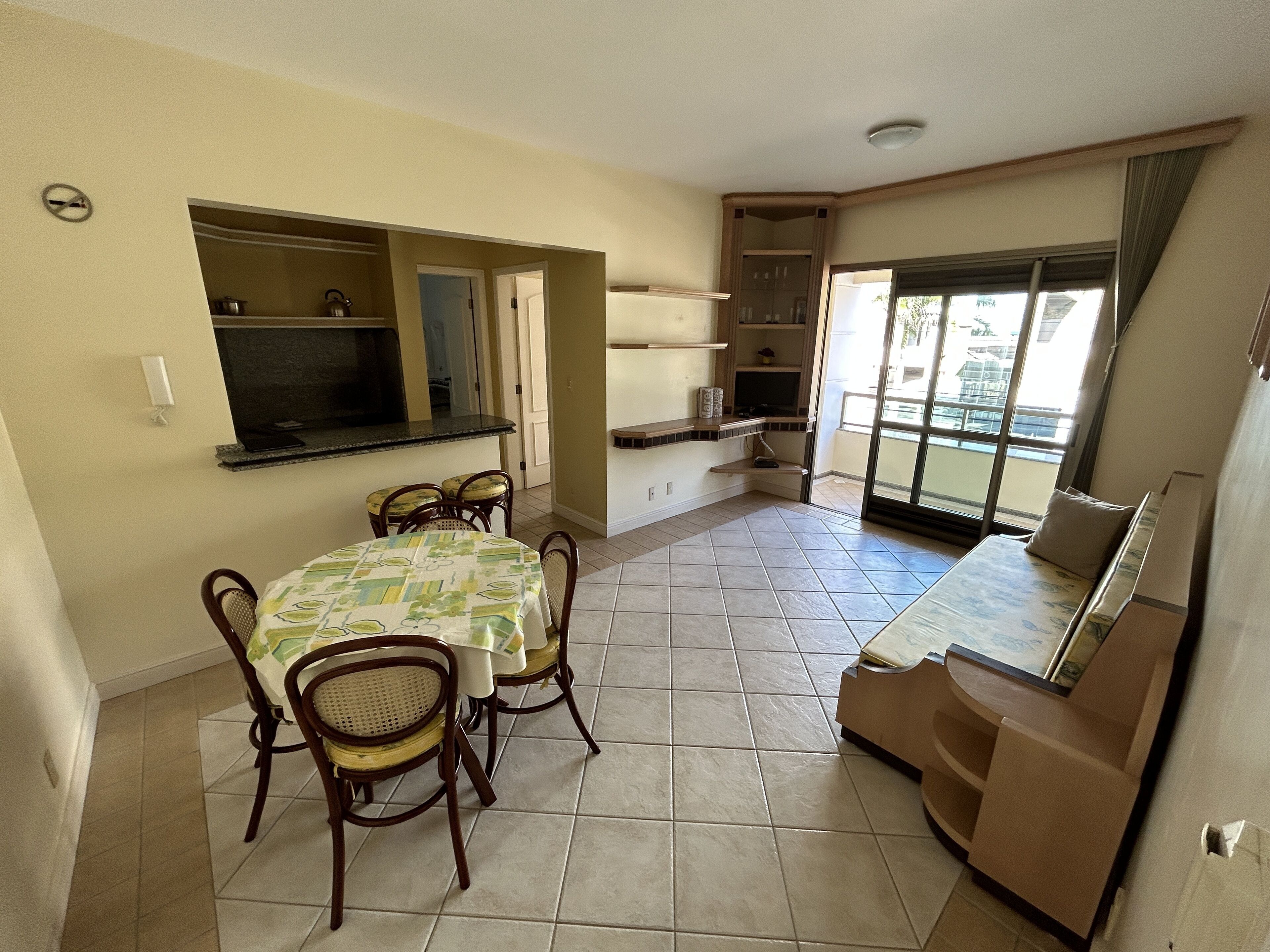 Un espacio habitable compacto con comedor, kitchenette y zona de estar.
