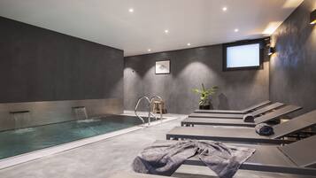 Piscine couverte, accès possible de 08 h 00 à 20 h 00, chaises longues