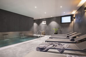 Piscine couverte, accès possible de 08 h 00 à 20 h 00, chaises longues 