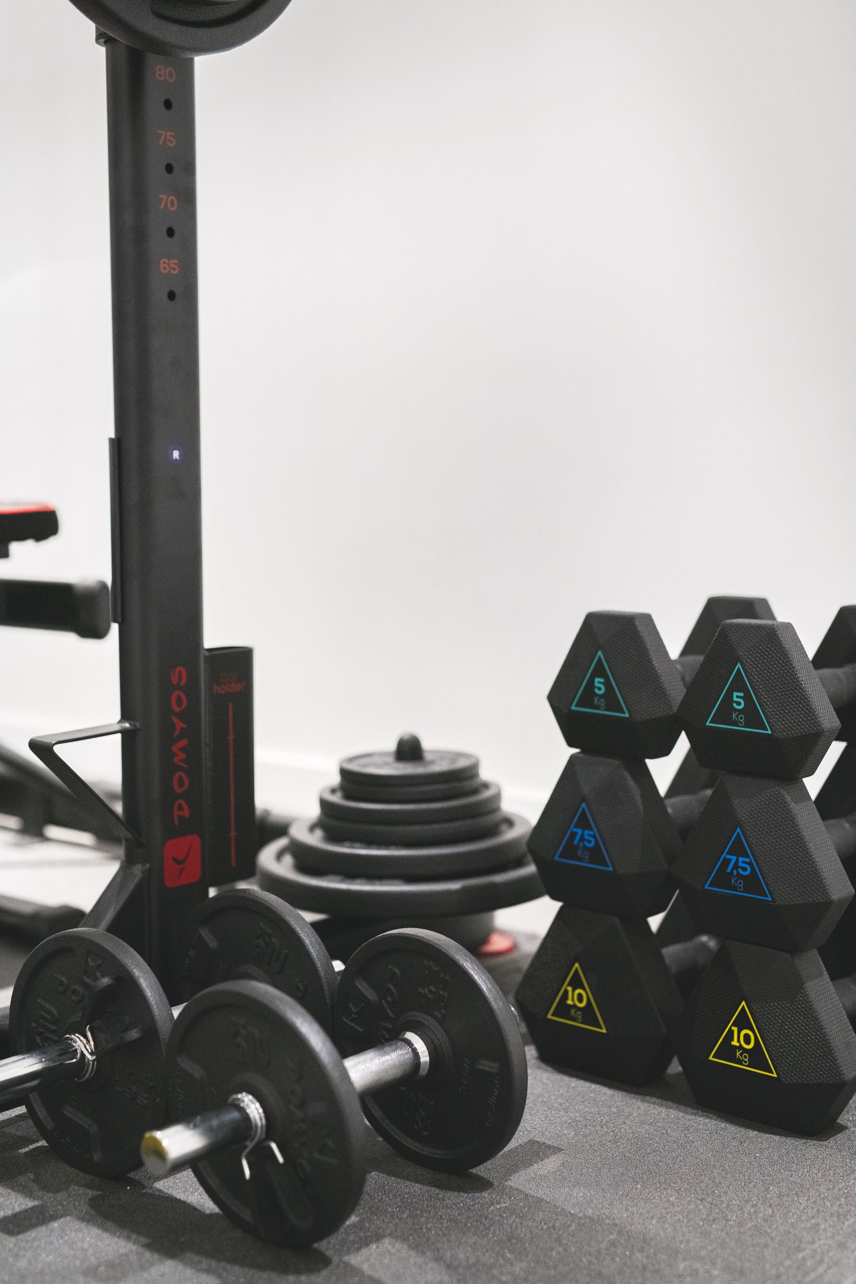 A weightlifting bench with adjustable weights and a barbell.