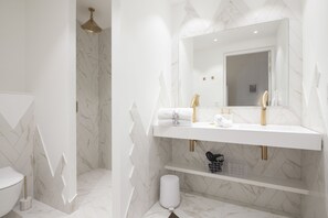 Suite (Brut Prestige) | Baño | Artículos de higiene personal gratuitos, albornoces y zapatillas