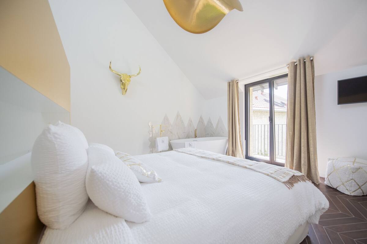 Suite (Brut Prestige) | Een minibar, een kluis op de kamer, individueel gedecoreerd