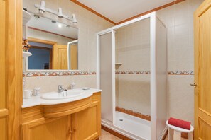 House, 3 Bedrooms | Bathroom